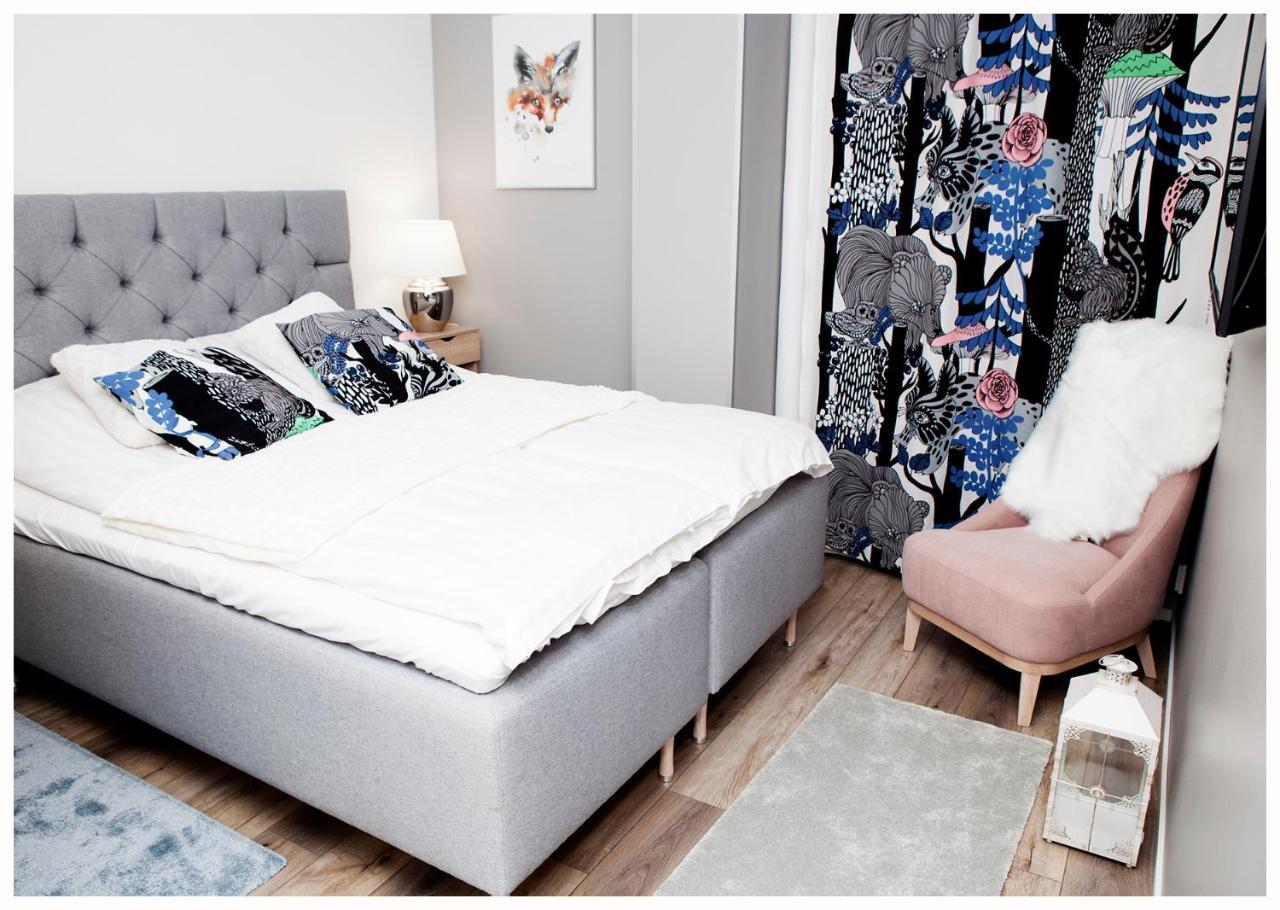 Crystal Arctic Suites Rovaniemi Exterior foto A bedroom with a bed and a chair